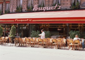パリ：カフェのある街角